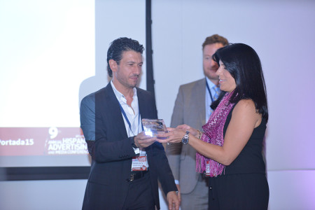 Batanga Media's Natalia Martinez receives the Top Content Provider Award from Group M's Gonzalo del Fa